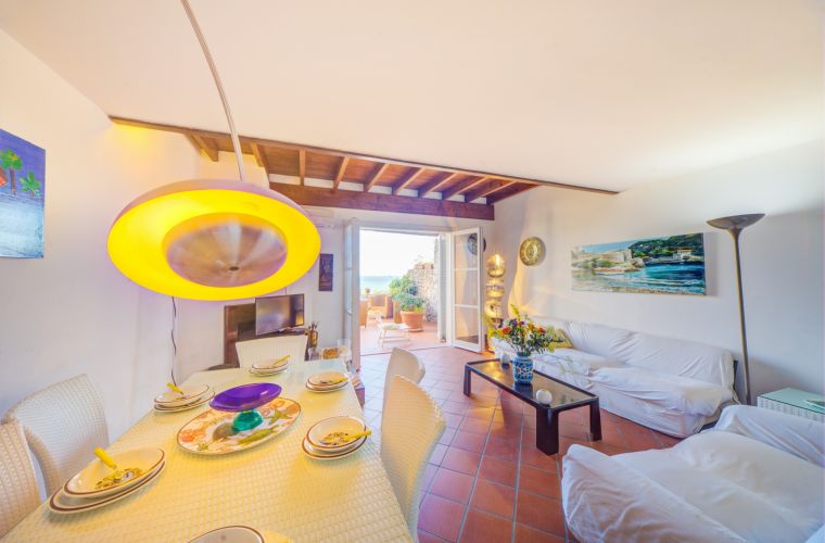 This apartment-villa is in the downtown of Isola Bella hamlet: market, restaurants, cable way for Taormina, other amenities are within few meters
