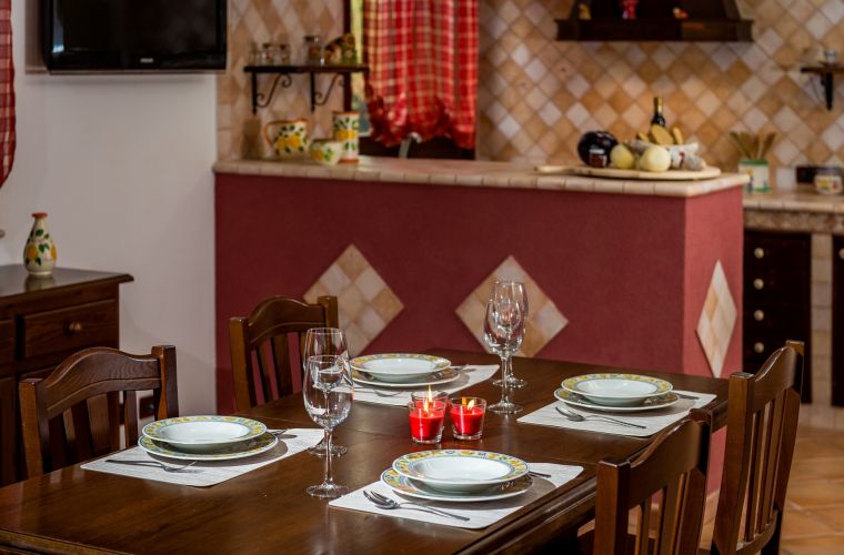 The kitchen, comfortable and fully equipped, fits perfectly into the environment