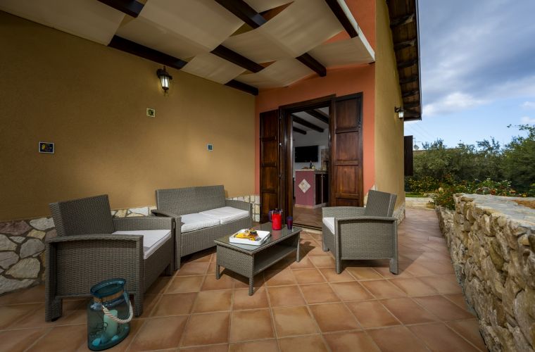 Mamma Flavia has a spacious covered veranda equipped with comfortable outdoor furniture that offers to guests the opportunity to relax overlooking the pool.